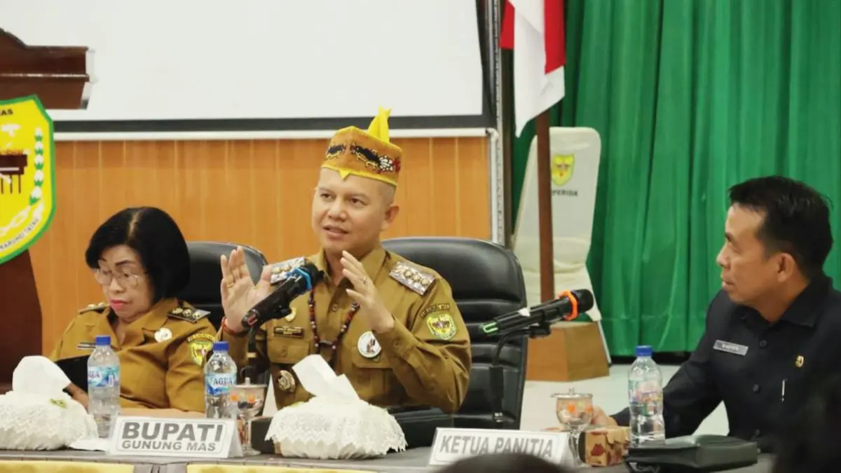 PIMPIN : Bupati Gumas Jaya Samaya Monong didampingi Wakil Bupati Gumas Efrensia LP Umbing dan Asisten II Baryen ketika memimpin kegiatan, pekan lalu. FOTO : DISKOMINFO SANTIK GUMAS/RADAR SAMPIT