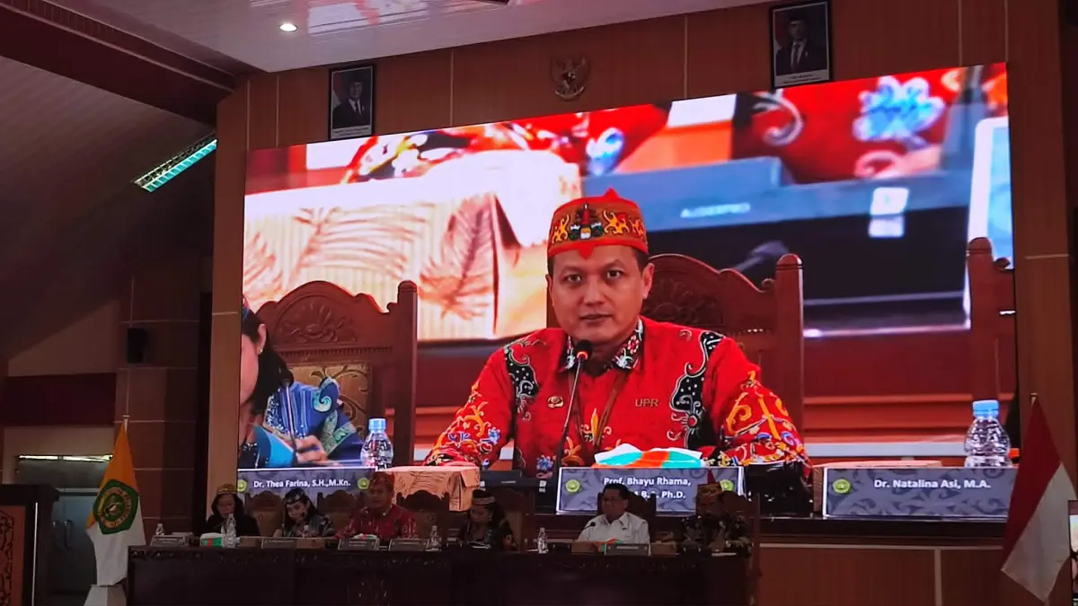 Prof Bhayu Rhama saat memaparkan visi dan misi serta program kerja kepada seluruh senat dan para dosen,alumni UPR dalam rangkapan pemilihan rektor Universitas Palangka Raya. (dodi/radarsampit)