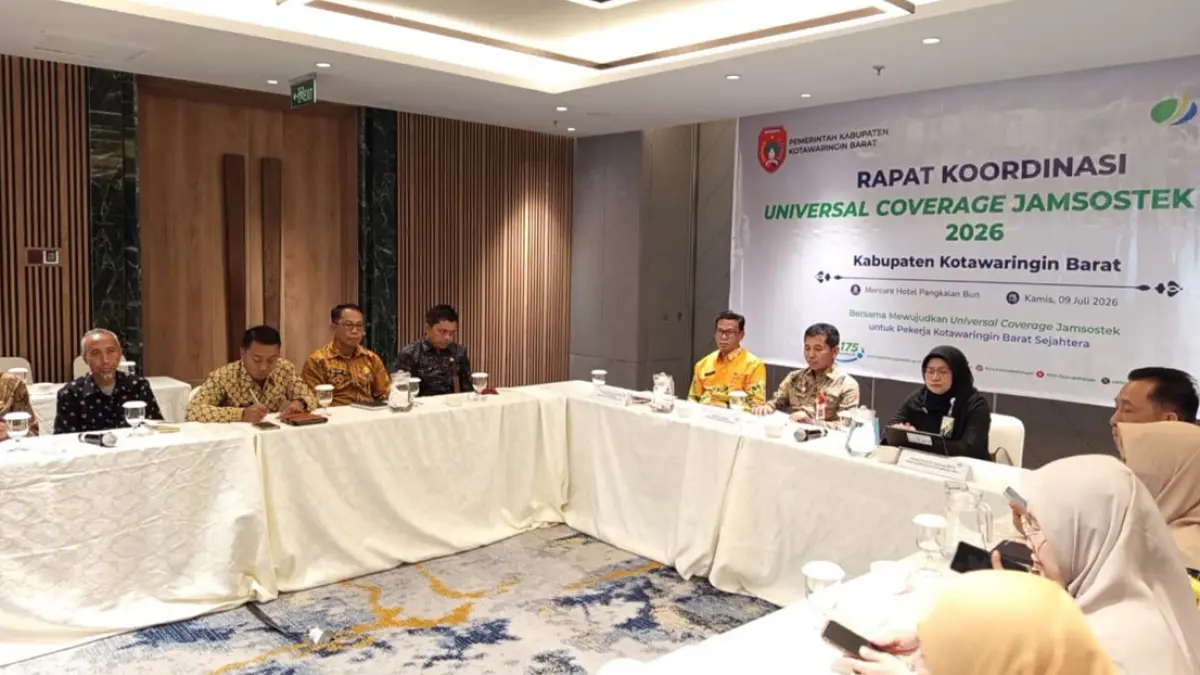 Sekda Kotawaringin Barat memimpin rapat koordinasi percepatan Universal Coverage Jamsostek. (syamsudin/radar sampit)  