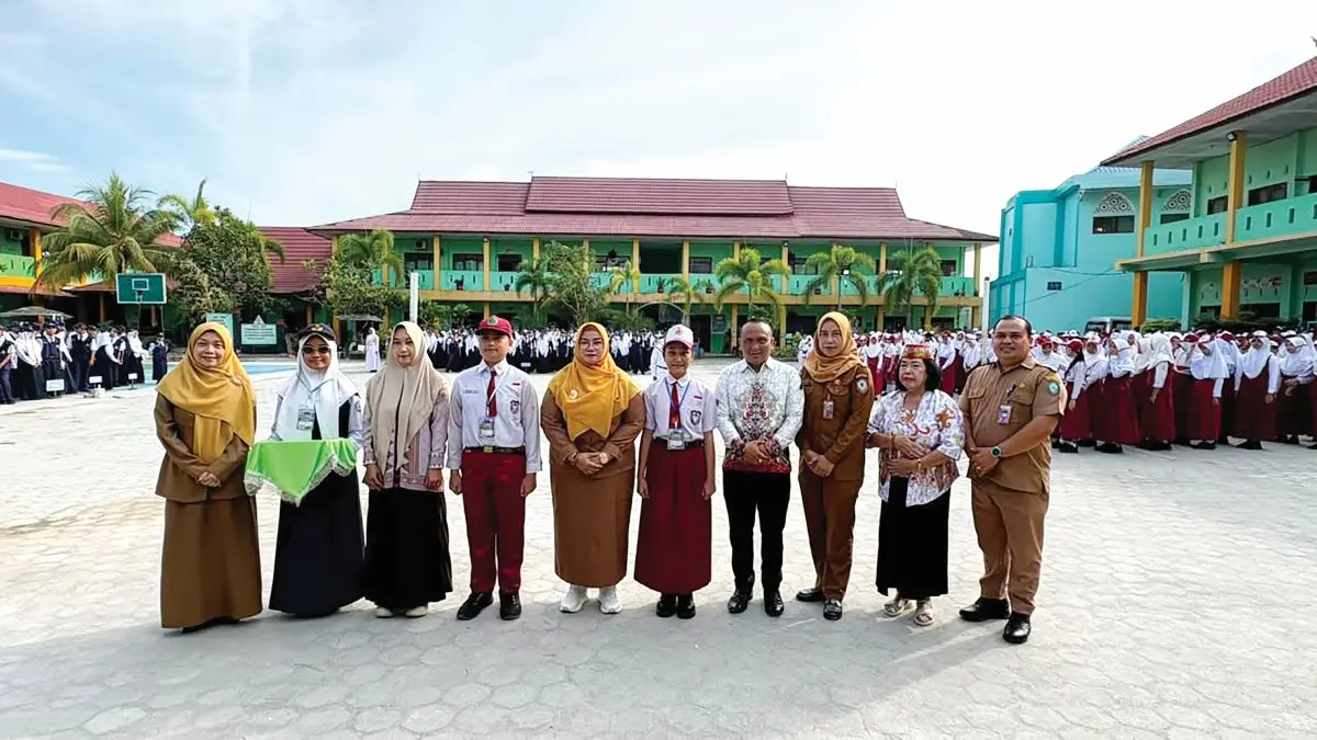 SEKOLAH: Pembukaan kegiatan MPLS oleh Wabup Kotim di SMP Negeri 1 Sampit, Senin (13/7/2026). FOTO: YUNI/RADAR SAMPIT 
