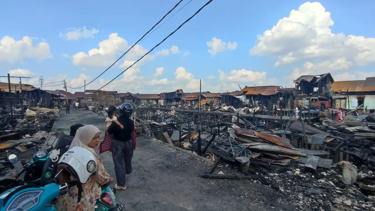 Suasana pemukiman warga dari tiga RT di Kelurahan Pahandut, yang terdampak kebakaran besar pada Minggu (12/7) siang. Kini ratusan warga setempat mengungsi di posko penampungan sementara.(dodi/radarsampit)