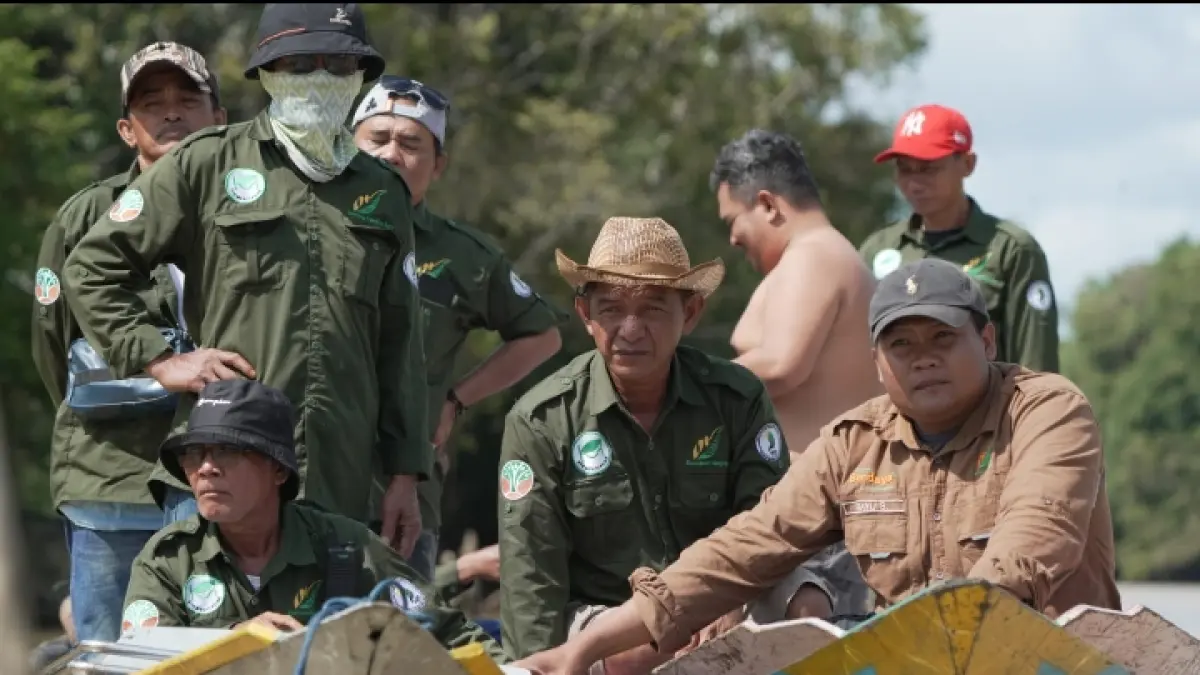 Tim patroli HKM Meniti Fajar menyisir Sungai Sepingit, Kelurahan Raja Seberang, Kecamatan Arut Selatan, Kabupaten Kotawaringin Barat, belum lama ini. (ist) 