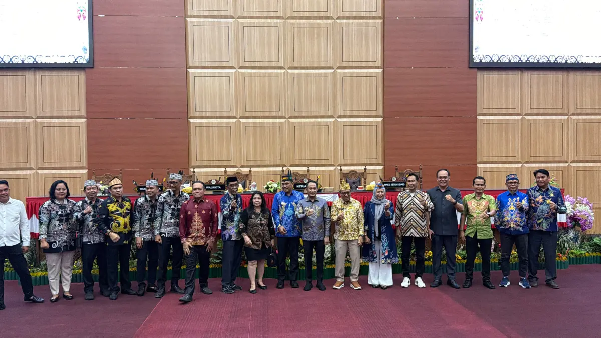 Unsur pimpinan dan anggota DPRD Kota Palangka Raya, serta Walikota Palangka Raya, seusai melaksanakan salah satu agenda rapat paripurna.(dok.yusho/radarsampit)
