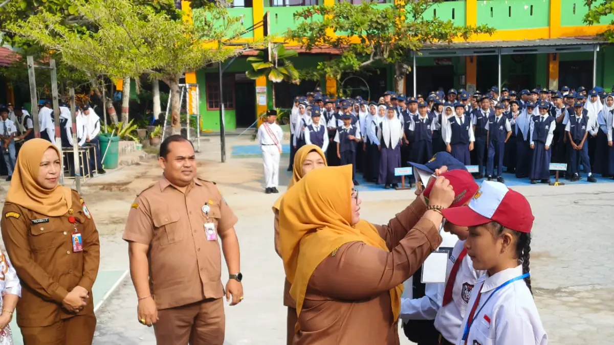 Wakil Bupati Kotim, Irawati, saat membuka Masa Pengenalan Lingkungan Sekolah (MPLS) Tahun Pelajaran 2026/2027 di SMP Negeri 1 Sampit, Senin (13/7).   (Akbar/Radar Sampit)