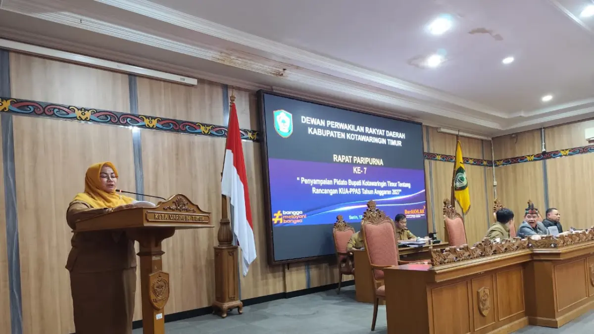 Wakil Bupati Kotim, Irawati, saat menyampaikan pidato pengantar Bupati Kotim pada rapat paripurna DPRD Kotim, Senin (13/7).  (Akbar/Radar Sampit)