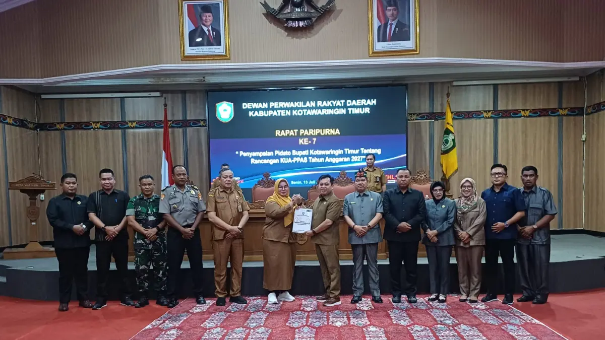 Wakil Bupati Kotim, Irawati saat menyerahkan nota kesepakatan rencangan KUA-PPAS Tahun Anggaran 2027.  (Akbar/Radar Sampit)