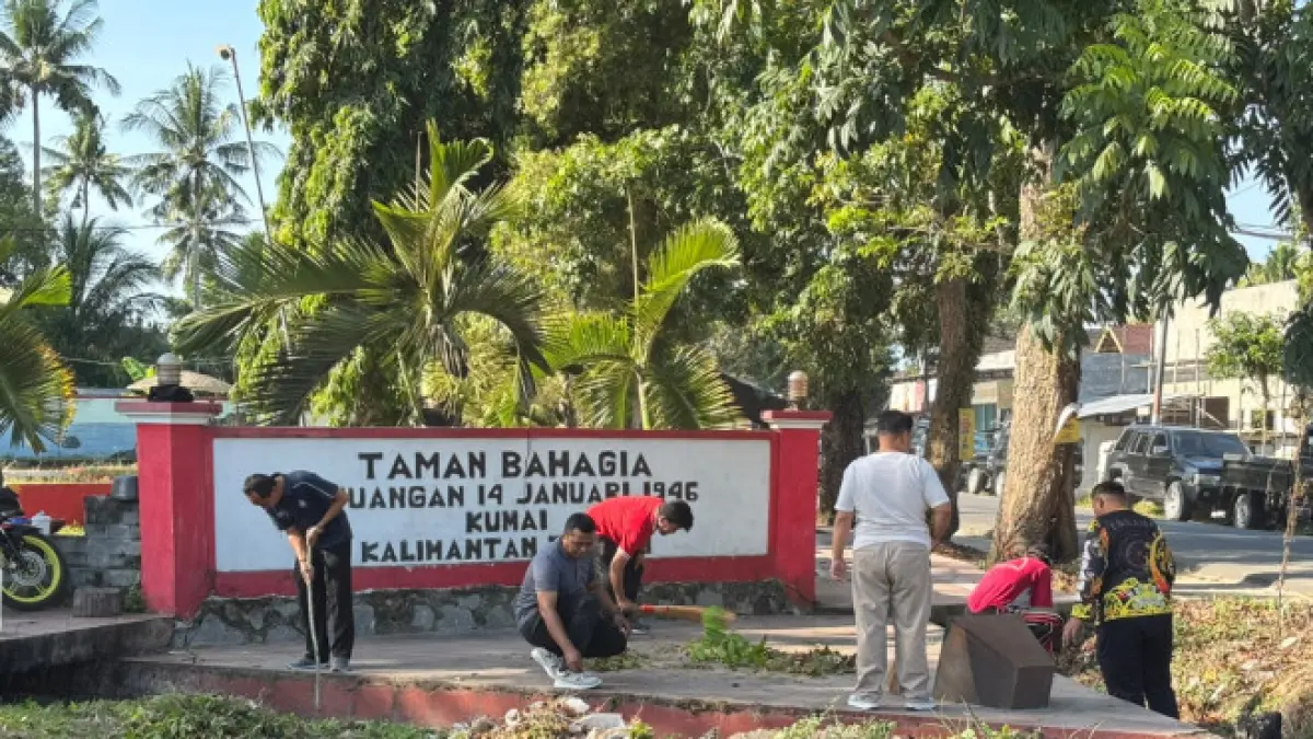 Warga gotong royong membersihkan Taman Bahagia di Kecamatan Kumai.&nbsp;