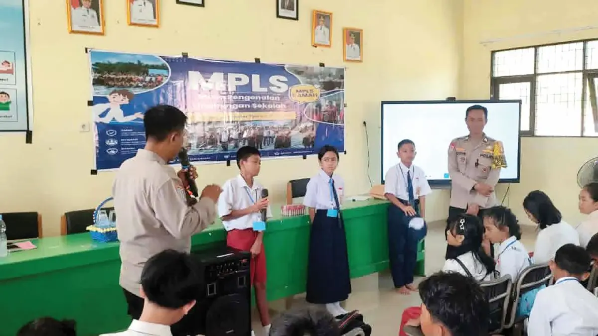 MPLS : Personel Polsek Pahandut menjadi pemateri dalam kegiatan Masa Pengenalan Lingkungan Sekolah (MPLS) di SMPN 16 Palangka Raya dengan memberikan edukasi kepada siswa-siswi baru tentang etika bermedia sosial serta tata tertib berlalu lintas. FOTO: IST/RADAR SAMPIT