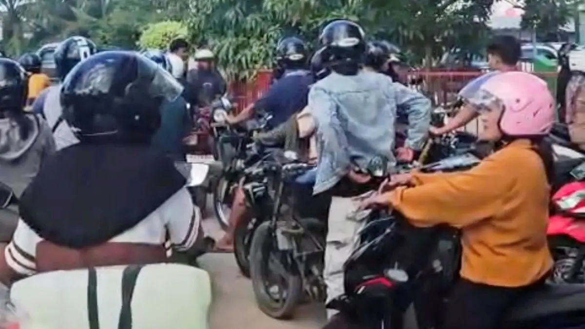 Antrean kendaraan yang membeludak di salah satu SPBU di Kota Nanga Bulik, Selasa (14/7). (ria/radarsampit)