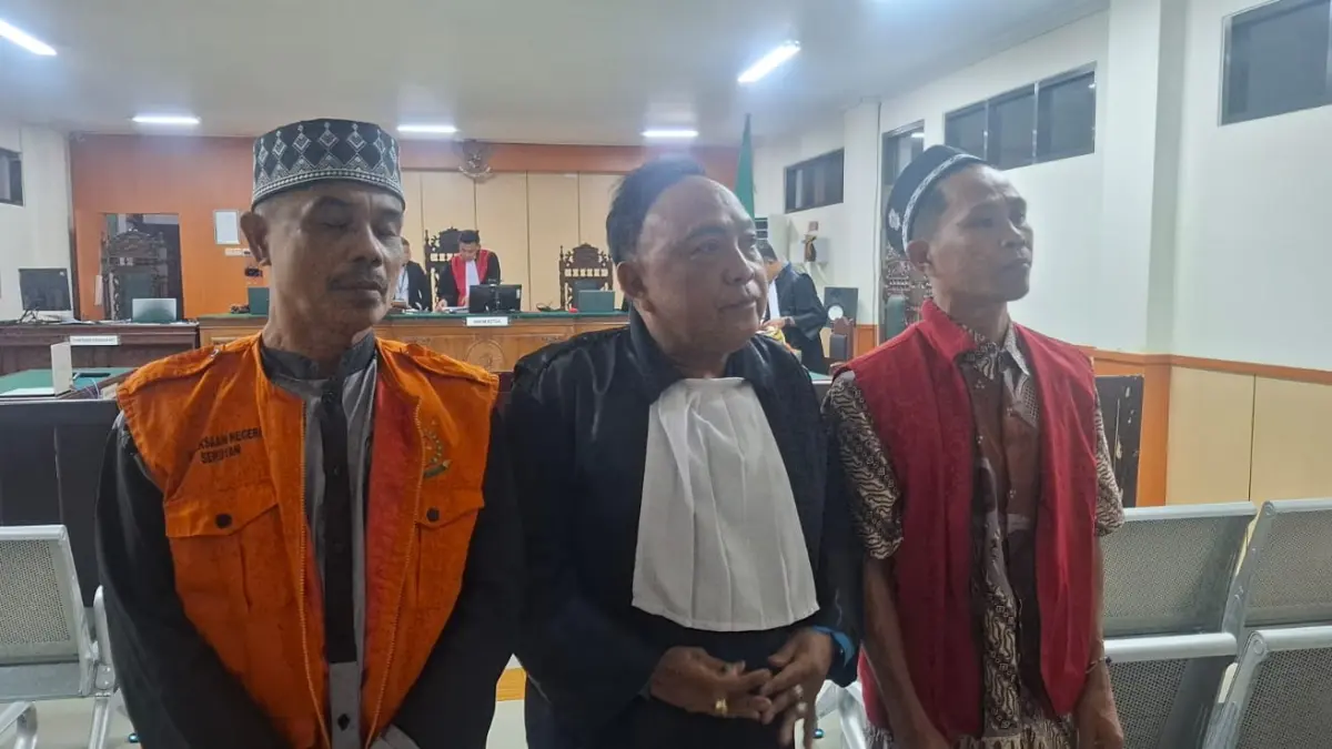 Bambang Nugroho bersama dengan kedua terdakwa kasus pencurian sawit di PN Sampit (13/7/2026) malam. (Rado/Radar Sampit)