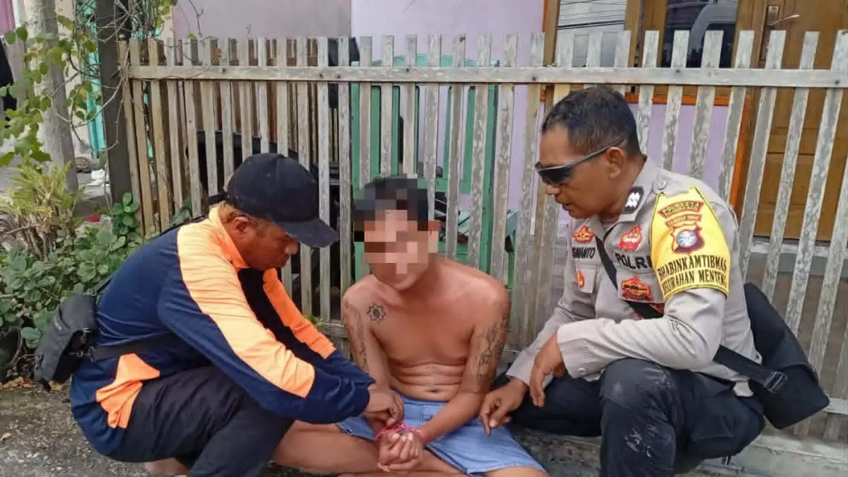 Bhabinkamtibmas Kelurahan Menteng Polsek Pahandut Aiptu Siswanto bersama tim, saat evakulasi satu ODG, yang mengamuk hingga merusak sejumlah perabot rumah.(istimewa/Polsek Pahandut)