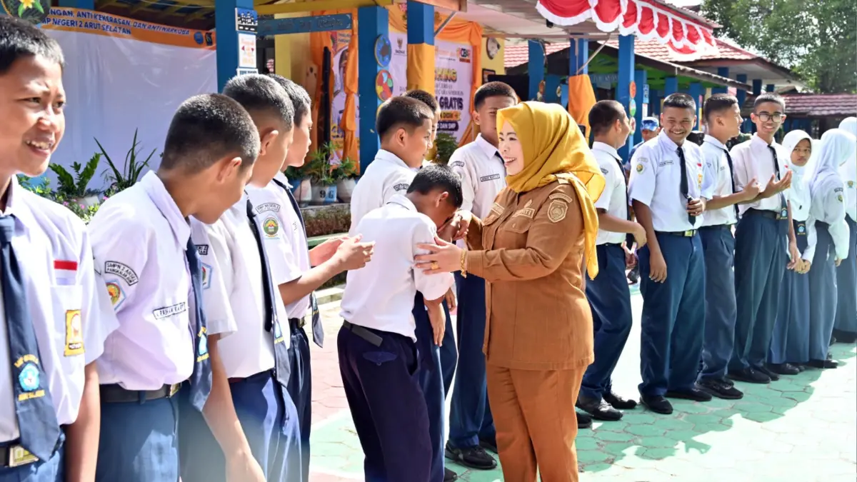 Bupati Kobar Hj Nurhidayah saat kegiatan di SMPN 2 Arut Selatan, dalam kesempatan itu pihaknya berpesan agar para pelajar menjauhi narkoba hingga LGBT. (Prokom Kobar)