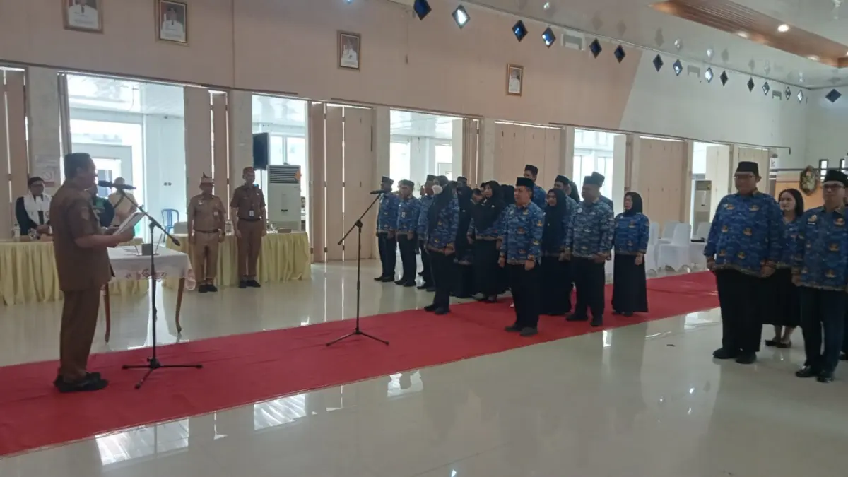Bupati Sukamara Masduki saat melantik jabatan tinggi pratama, jabatan administrator, jabatan pengawas dan jabatan fungsional. (FAUZIANNUR/RADAR SAMPIT)&nbsp;