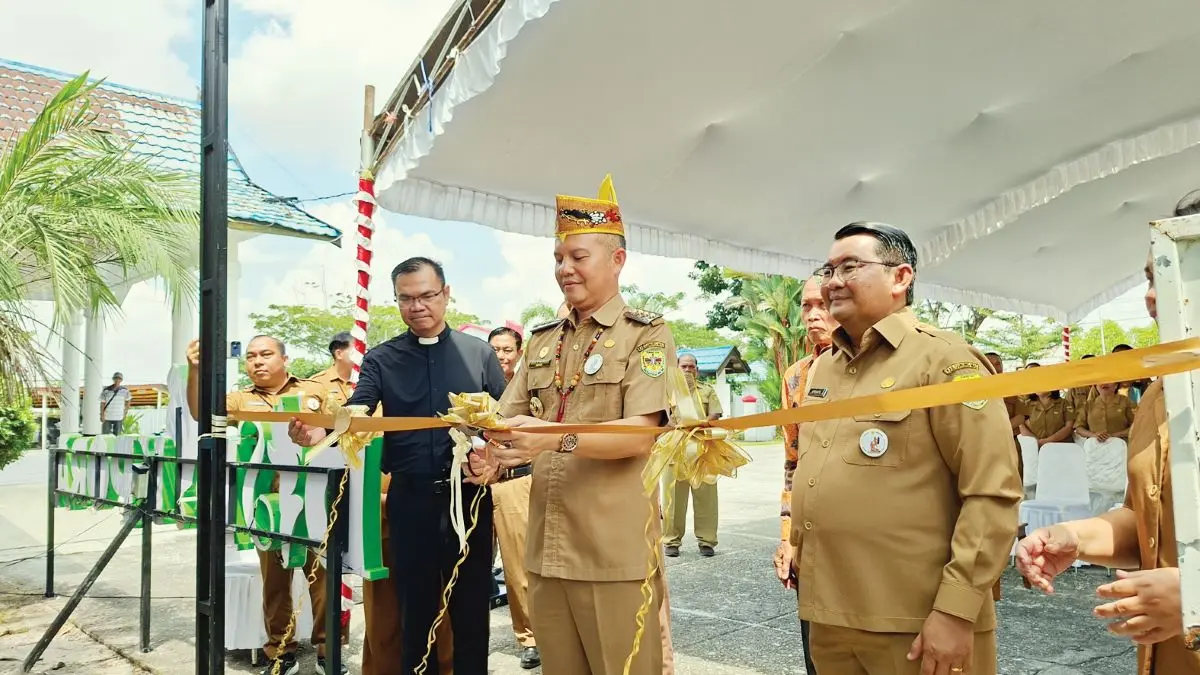 GUNTING PITA : Bupati Gumas Jaya Samaya Monong didampingi Kepala Disdikpora Aprianto menggunting pita sebagai tanda diresmikan layanan Simanis Gadis di kantor Disdikpora Gumas, Senin (13/7/2026). FOTO : DISKOMINFO SANTIK GUMAS/RADAR SAMPIT