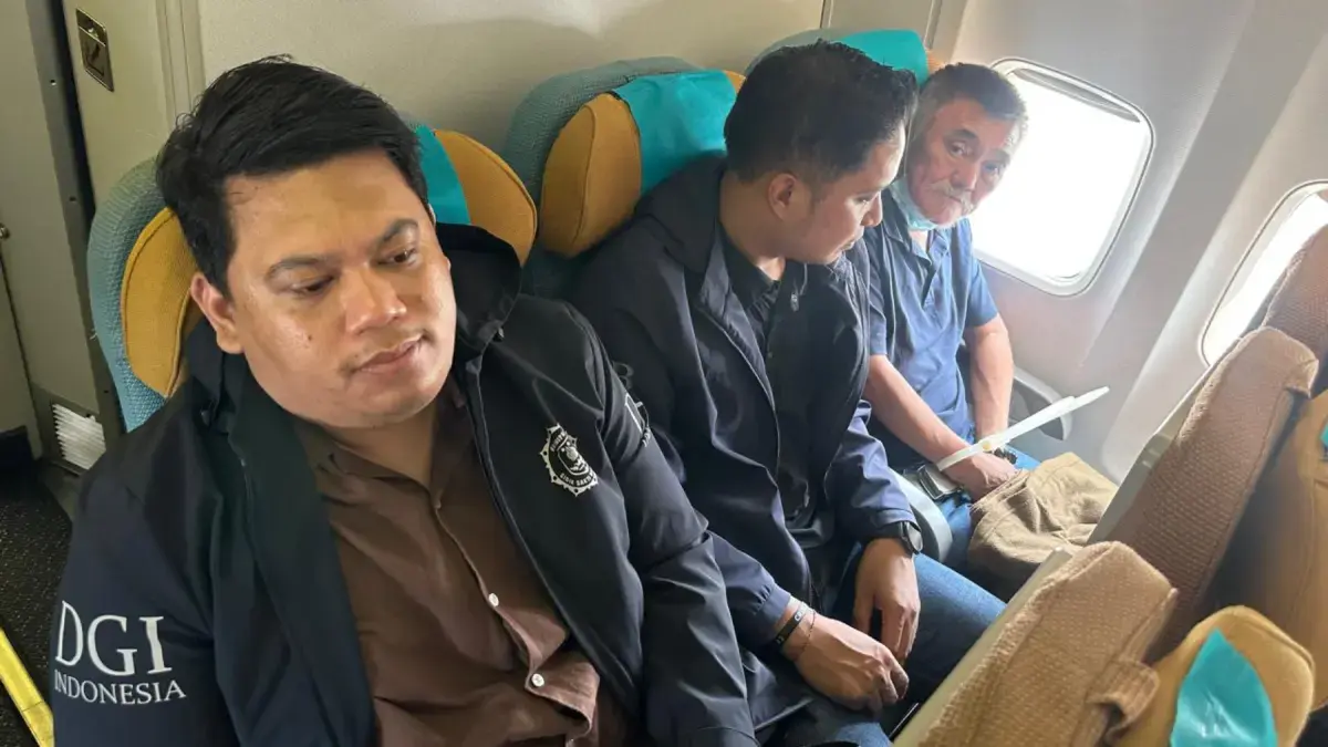 Indonesia dan Tiongkok melakukan pertukaran buronan. Polri menyerahkan 3 buron WNA Tiongkok dan mendapatkan 1 buron WNI pelaku kejahatan. (Polri/jawapos.com)