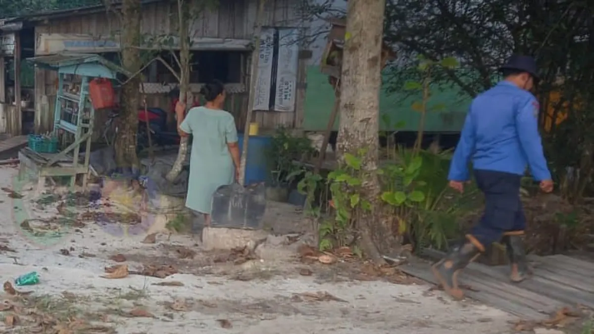 Kepanikan warga sekitar saat api kebakaran lahan mendekati bangunan tempat tinggal di Kelurahan Pasir Putih, Kecamatan Mentawa Baru Ketapang, Senin sore (13/7/2026). (Disdamkarmat Kotim)&nbsp;