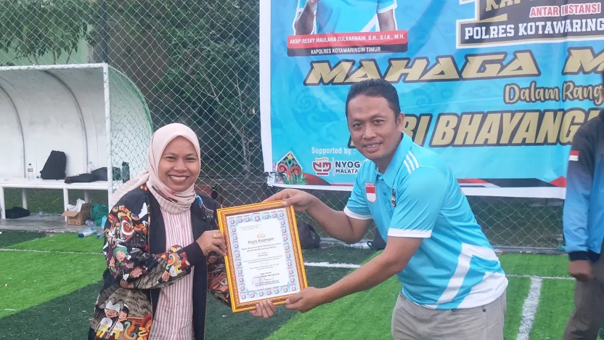 Ketua PWI Kotim Siti Fauziah saat menerima penghargaan, sebagai salah satu tim di turnamen mini soccer Kapolres Cup 2026.(rado/radarsampit)