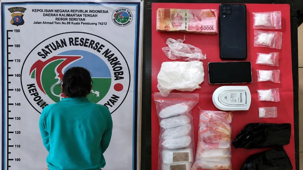 NARKOBA: Operasi senyap berakhir di jalan raya, pelaku narkoba ditangkap Polres Seruyan dengan barang bukti 6 paket sabu-sabu. FOTO: RIFANI/RADAR SAMPIT