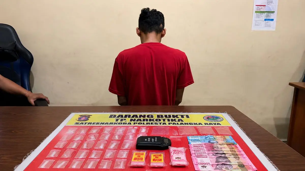 NARKOBA : Zaini alias Ijai bersama barang bukti narkoba diamanakan di Mapolresta Palangka Raya. FOTO: IST/RADAR SAMPIT