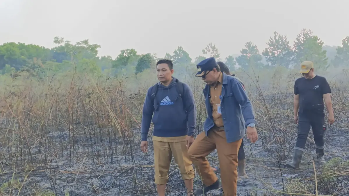 Pihak Kecamatan Mentawa Baru Ketapang, saat turun ke lokasi kebakaran lahan yang terjadi di wilayah tersebut. (Disdamkarmat Kotim)&nbsp;