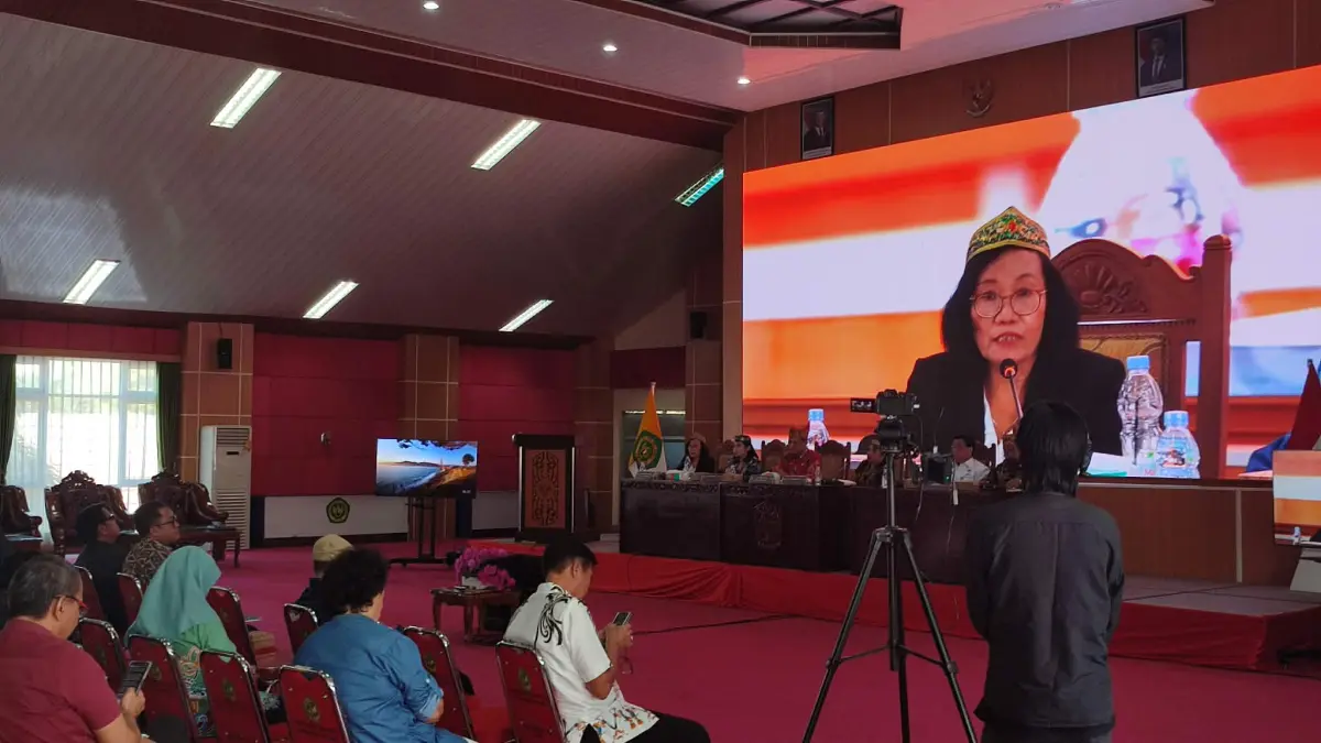 Prof. Dr. Liswara Neneng, S.Pd., M.Si saat memaparkan visi dan misi serta program kerja kepada seluruh senat dan para dosen,alumni UPR dalam rangkapan pemilihan rektor Universitas Palangka Raya.(dodi/radarsampit)