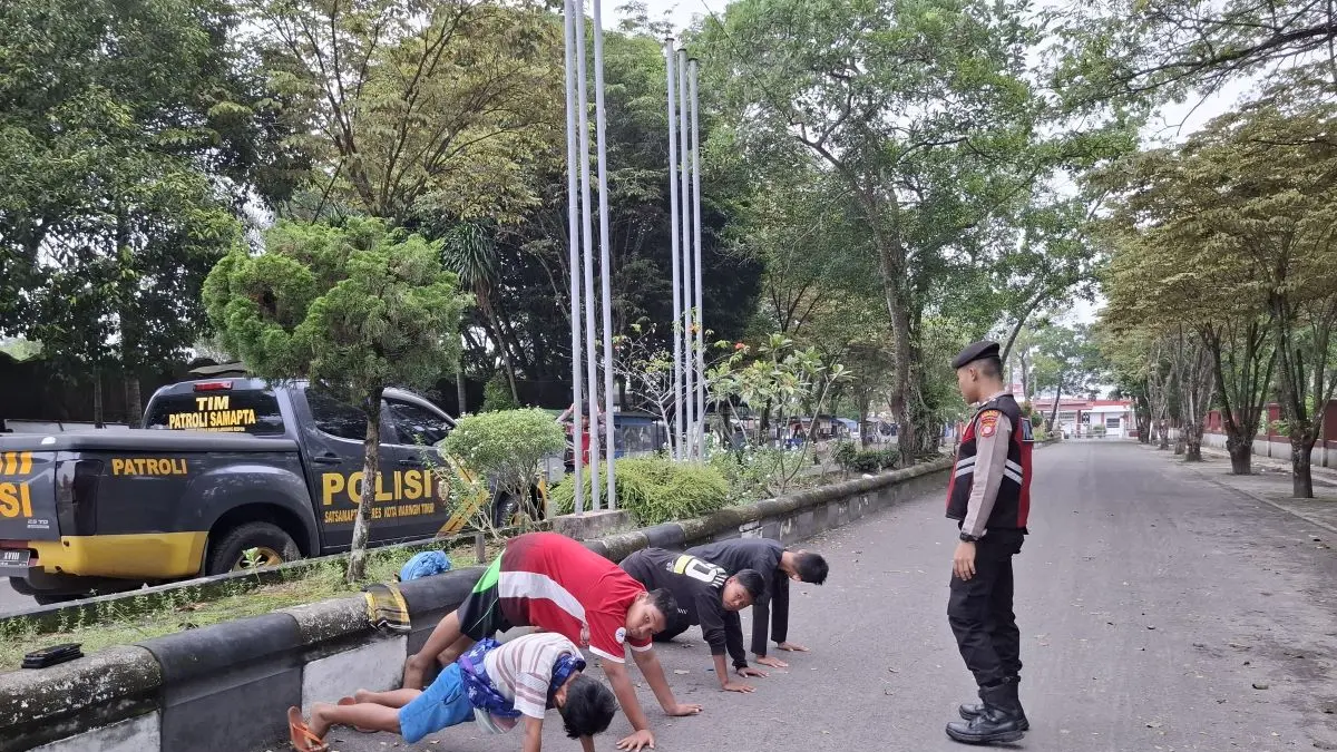 SANKSI BALAP LIAR : Sejumlah remaja diduga pelaku balap liar diberi sanksi disiplin polisi di kawasan Stadiun 29 Nopember, Sampit, belum lama tadi. FOTO: IST/RADAR SAMPIT