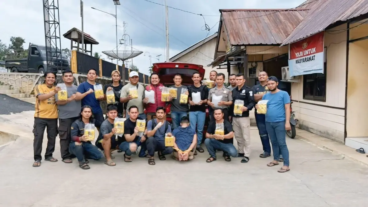 Sejumlah anggota Satresnarkoba Polres Lamandau usai berhasil menggagalkan berkilo-kilo pasokan narkotika jenis sabu melalui perbatasan Kalteng-Kalbar. (istimewa)