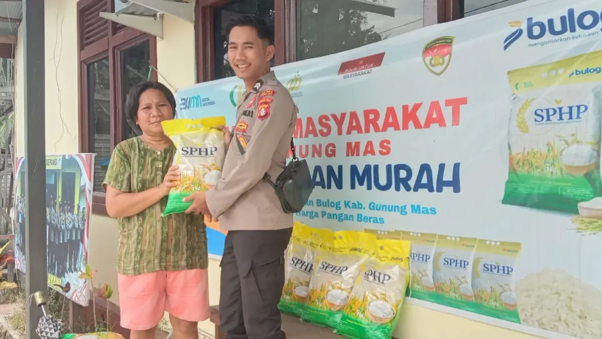 Suasana pelaksanaan gerakan pangan murah, di halaman Mako Polsek Sepang, Senin (13/7). (POLSEK SEPANG FOR RADAR SAMPIT)&nbsp;