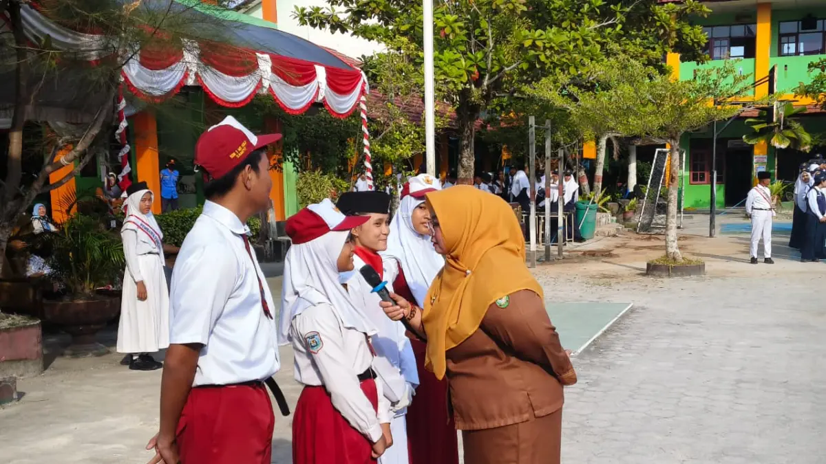 Wakil Bupati Kotim, Irawati, saat berinteraksi dengan salah satu peserta didik baru pada saat MPLS di SMP Negeri 1 Sampit, belum lama ini.  (Akbar/Radar Sampit)