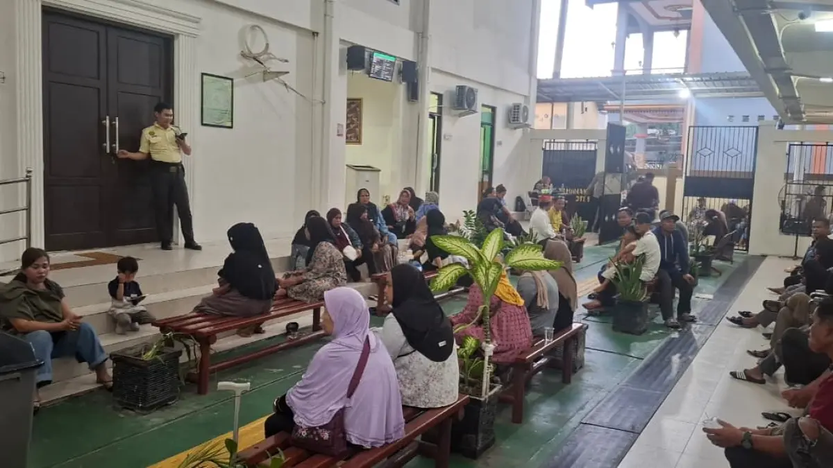 Warga Desa Bagendang, Kecamatan Mentaya Hilir Utara, memadati ruang sidang dan halaman Pengadilan Negeri Sampit, Senin (13/7). (Rado/Radar Sampit)