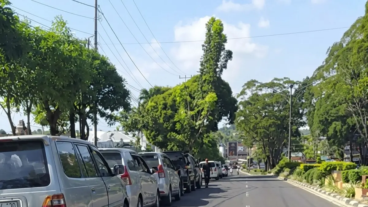 Antrean kendaraan roda empat di SPBU Jalan Pangeran Diponegoro, Kelurahan Sidorejo, Kecamatan Arsel, Kabupaten Kobar, Selasa 14 Juli 2026. (KOKO/RADAR SAMPIT)&nbsp;
