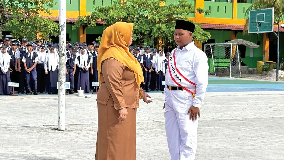 INTERAKSI: Wabup Kotim Irawati menyapa petugas upacara pada kegiatan MPLS di SMPN 1 Sampit, baru-baru tadi. FOTO: YUNI/RADAR SAMPIT