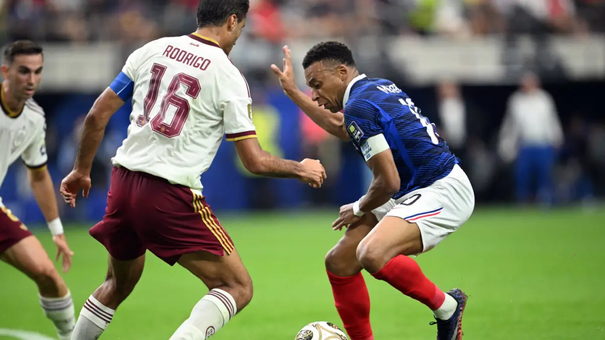 Kapten timnas Prancis Kylian Mbappe saat berhadapan dengan pemain timnas Spanyol di Semifinal Piala Dunia 2026, Rabu (15/6) dini hari WIB.(net/AFP)