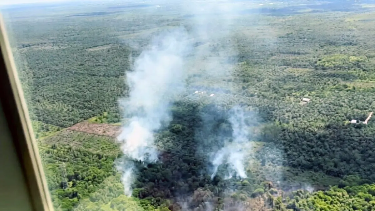 Kebakaran lahan di Kotawaringin Timur terpantau melalui helikoper pembom air. (BPBD Kotim)&nbsp;
