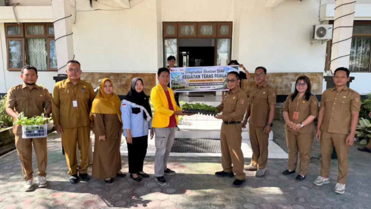 Kepala &nbsp;Dinas Perikanan dan Ketahanan Pangan Kabupaten Kotawaringin Barat Abdul Gafur menyerahkan bantuan bibit hortikultura kepada mahasiswa Kuliah Kerja Nyata Universitas Antakusuma di Kecamatan Arut Utara. (SYAMSUDIN/RADAR SAMPIT)&nbsp;