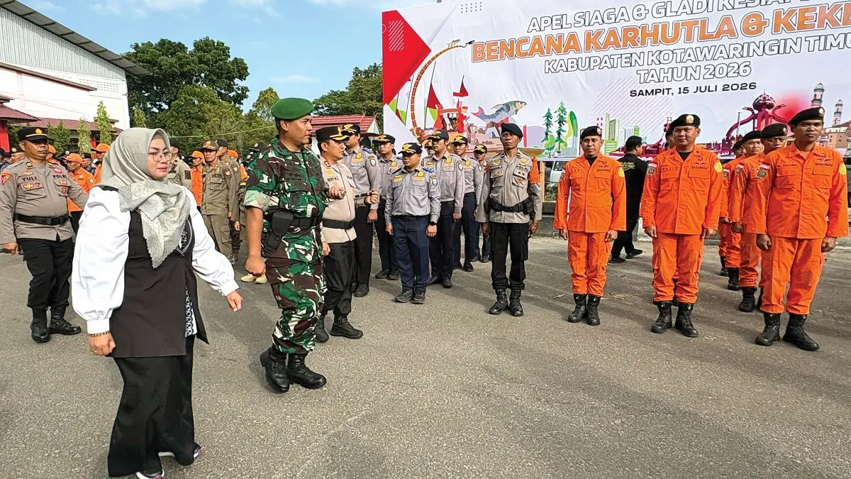 CEK PASUKAN: Dandim 1015 Sampit didampingi Kapolres Kotim dan Wabup Kotim Irawati melaksanakan pengecekan pasukan saat Apel Siaga dan Gladi Kesiapsiagaan Bencana Karhutla dan Kekeringan Kabupaten Kotim Tahun 2026 yang digelar di halaman Stadion 29 November Sampit, Rabu (15/7/2026). FOTO: YUNI/RADAR SAMPIT 
