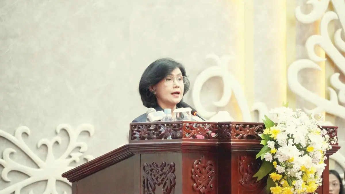 PARIPURNA: Sekda Kalteng, Linae Victoria Aden menyampaikan pidato pengantar Gubernur Kalteng pada rapat paripurna, Selasa (14/7/2026). FOTO: MMC KALTENG/RADAR SAMPIT