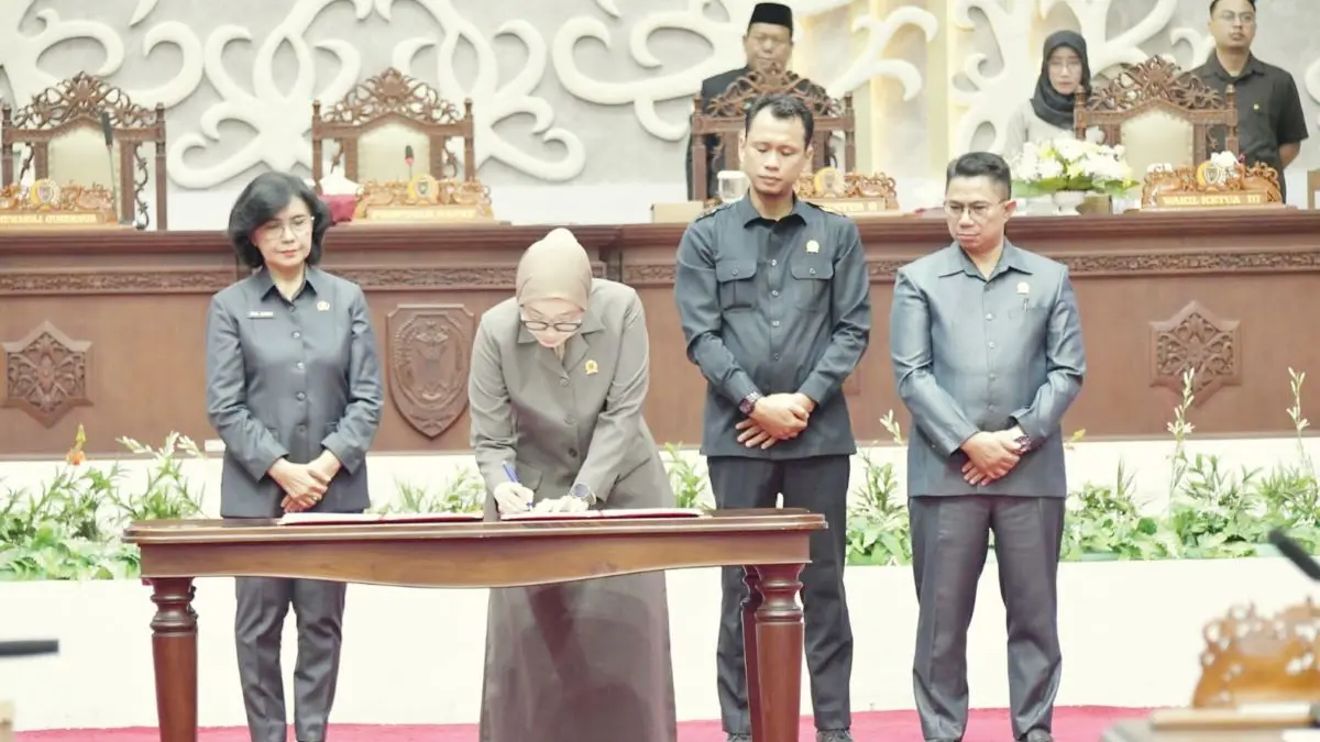 PARIPURNA: Unsur pimpinan DPRD Kalteng bersama pemerintah daerah menandatangani persetujuan bersama Raperda Pertanggungjawaban APBD 2025, Selasa (14/7/2026)