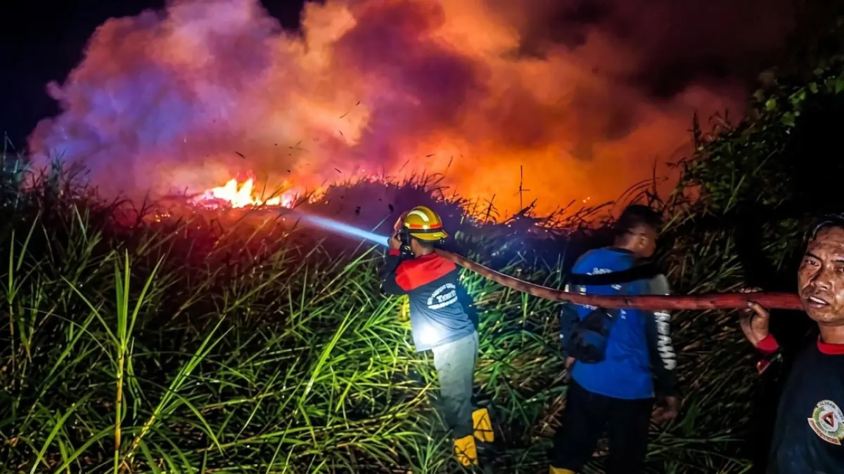 Penanganan karhutla di Dusun Tatas, Kelurahan Baru, Kecamatan Arsel, Kabupaten Kobar, Senin 13 Juli 2026, pukul 18.30 WIB. (BPBD KOBAR/RADAR SAMPIT)&nbsp;