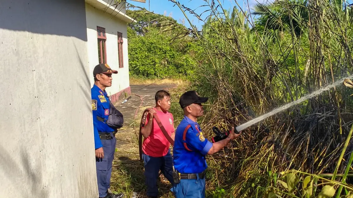 Personel Damkar memadamkan kebakaran lahan di kawasan Jalan M. Hatta, Desa Sungai Undang, Kecamatan Seruyan Hilir, Selasa (14/7). (RIFANI/RADAR SAMPIT)&nbsp;