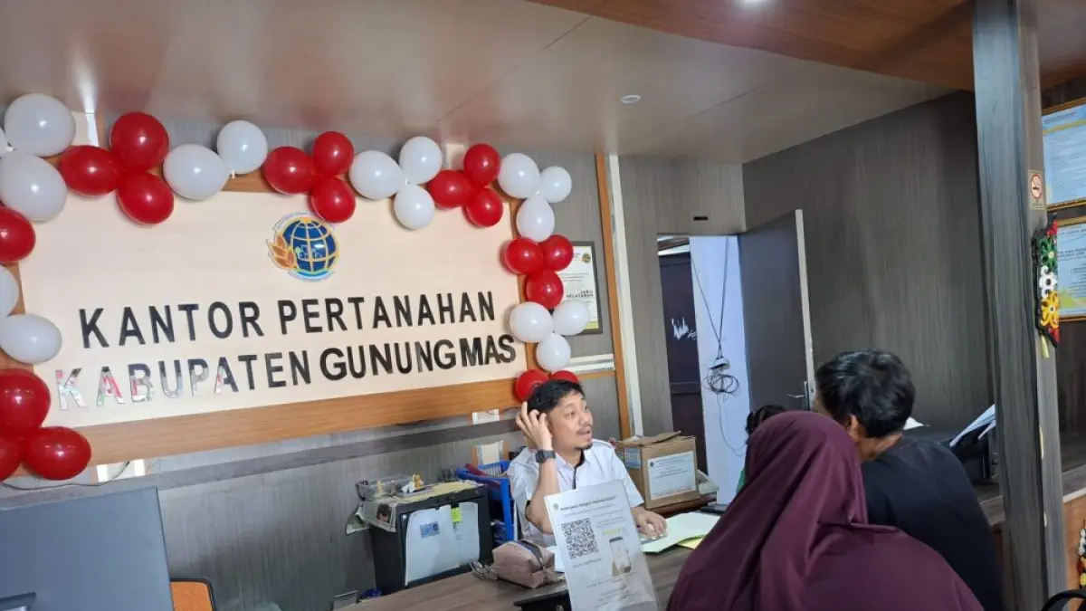 Petugas BPN Kabupaten Gumas ketika melayani masyarakat yang mengurus alih media menjadi sertifikat elektronik, Senin (13/7).&nbsp; (BPN GUNUNG MAS FOR RADAR SAMPIT)&nbsp;