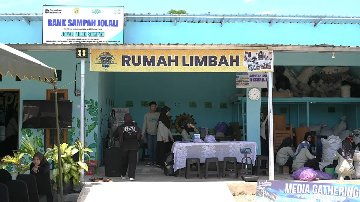 Proses pengelolaan sampah di Bank Sampah Jolali seperti botol plastik, kardus, hingga kertas bekas.Para ibu rumah tangga ikut terlibat karena memahami bahwa sampah tidak lagi sekadar dibuang, melainkan memiliki nilai yang dapat dimanfaatkan kembali.&nbsp;