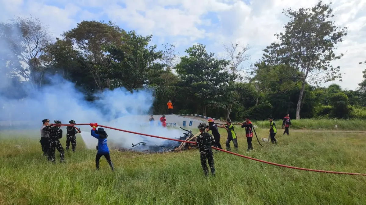 Simulasi penanganan karhutla dalam Apel Siaga dan Gladi Kesiapsiagaan Bencana Karhutla serta Kekeringan di Stadion 29 November Sampit, Rabu (15/7).  (Akbar/Radar Sampit)