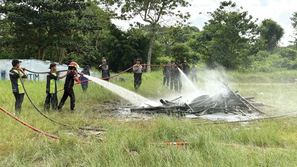 SIMULASI: Petugas melakukan pemadaman api saat gladi kesiapsiagaan Karhutla di halaman Stadion 29 November Sampit, Rabu (15/7/2026). FOTO: YUNI/RADAR SAMPIT