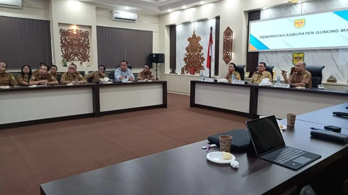 Suasana pelaksanaan rapat pra persiapan kegiatan Napak Tilas Perjanjian Damai Tumbang Anoi tahun 2028, di ruang rapat lantai 1 kantor bupati setempat, Selasa (14/7). (DISKOMINFO SANTIK FOR RADAR SAMPIT) 
