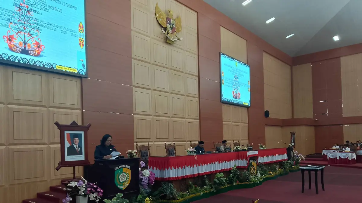 Wakil Ketua Komisi III DPRD Kota Palangka Raya, Sri Ani Rintuh menyampaikan laporan hasil reses  pada kegiatan rapat paripurna beberapa waktu lalu.(dok.Yusho/radarsampit)