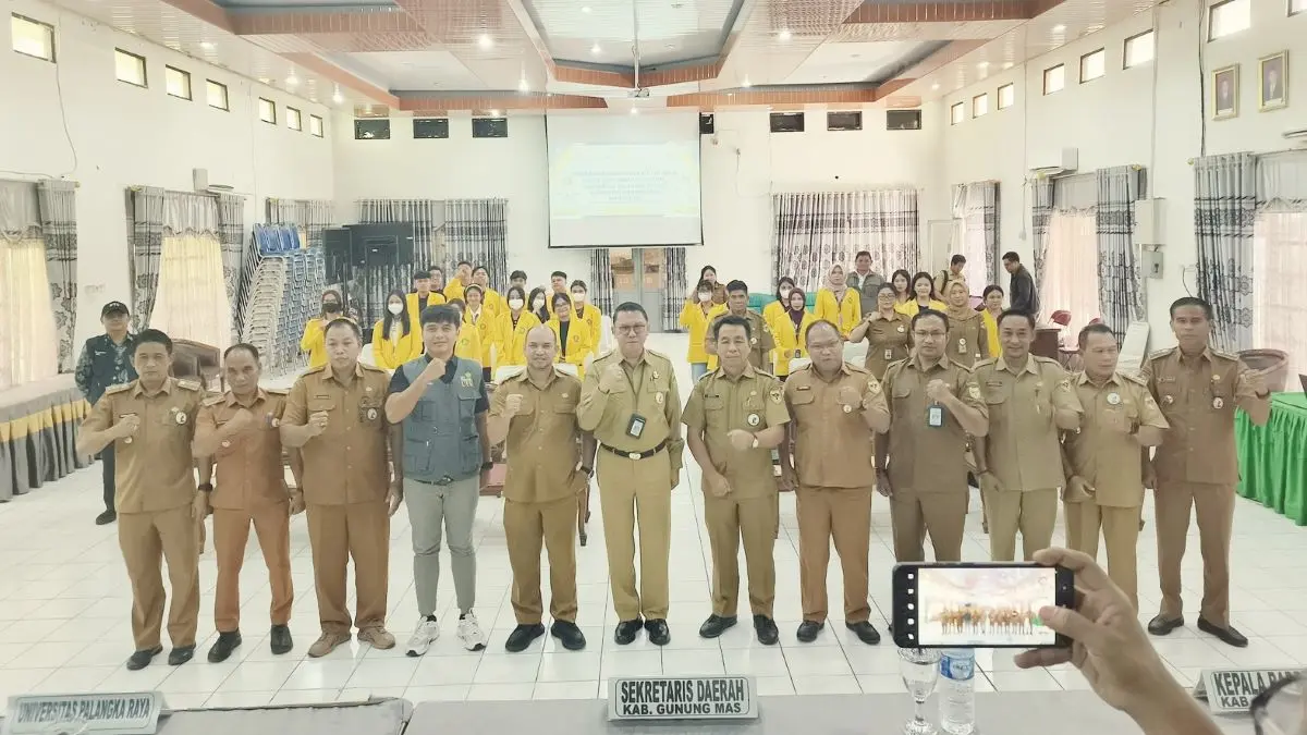 FOTO BERSAMA : Sekda Gumas Richard didampingi Asisten I Ruby Haris, Asisten II Baryen dan Kepala Bapperida Yantrio Aulia ketika berfoto bersama mahasiswa KKN reguler periode I Universitas Palangka Raya tahun 2026, Selasa (14/7/2026). FOTO : DISKOMINFO SANTIK GUMAS/RADAR SAMPIT