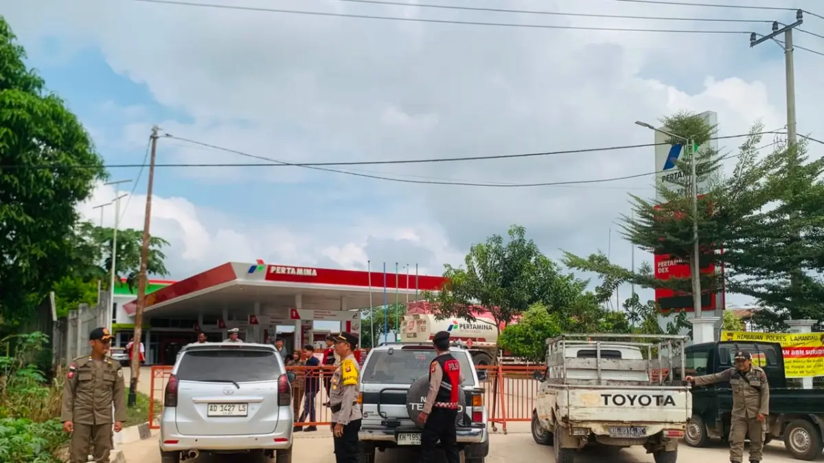 Anggota Polres Lamandau bersama Satpol PP saat memantau kondisi SPBU, Kamis (16/7).(ria/radarsampit)