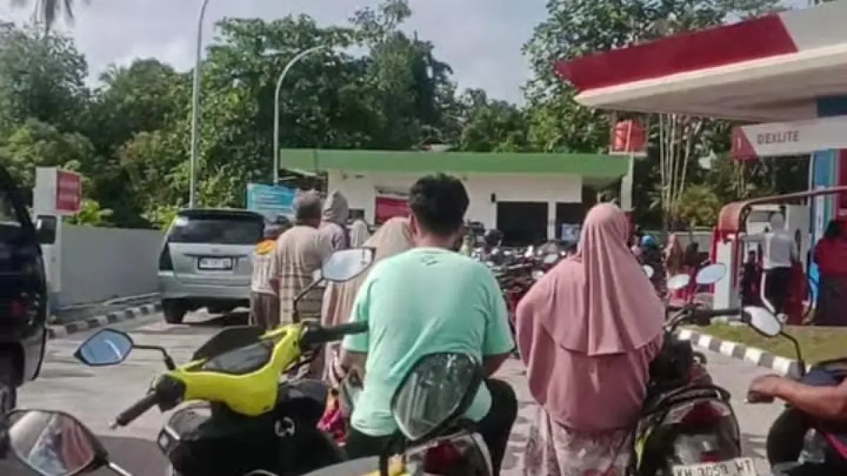 ANTRE BBM: Suasana salah satu SPBU di Kabupaten Kobar yang dipenuhi pengantre. (Warga/Radar Sampit)