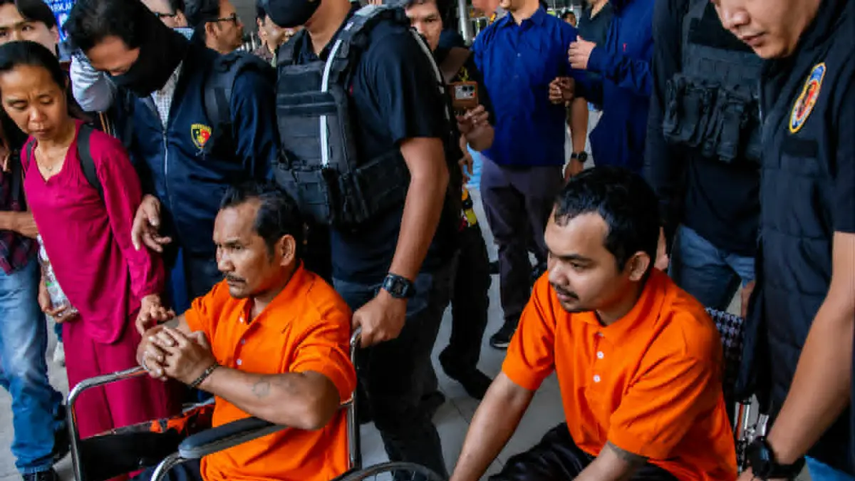 _ara tersangka saat tiba di Bandara Tjilik Riwut, Kamis (16//7). (dodi/radarsampit)